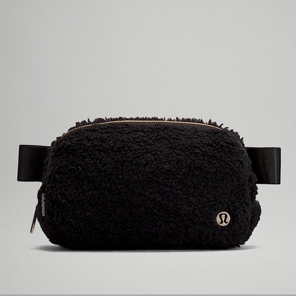 lululemon athletica Handbags - Lululemon - Everywhere Sherpa fleece belt bag